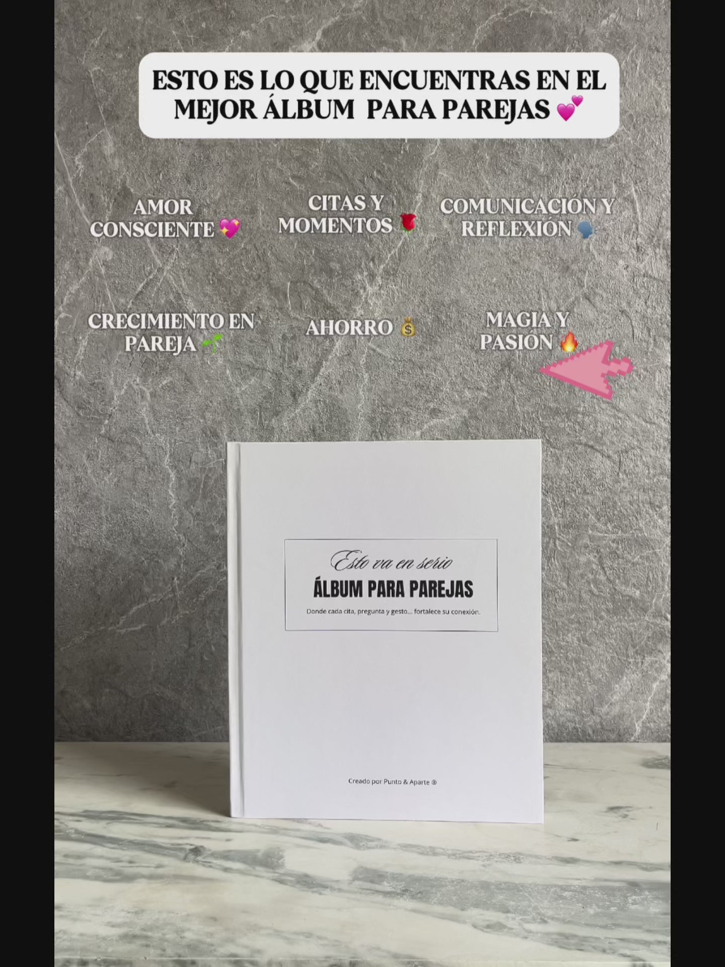 Video del Álbum para Parejas “Esto va en serio” sobre fondo gris, con texto que destaca lo que incluye: amor consciente, citas y momentos, comunicación y reflexión, crecimiento en pareja, ahorro, magia y pasión.