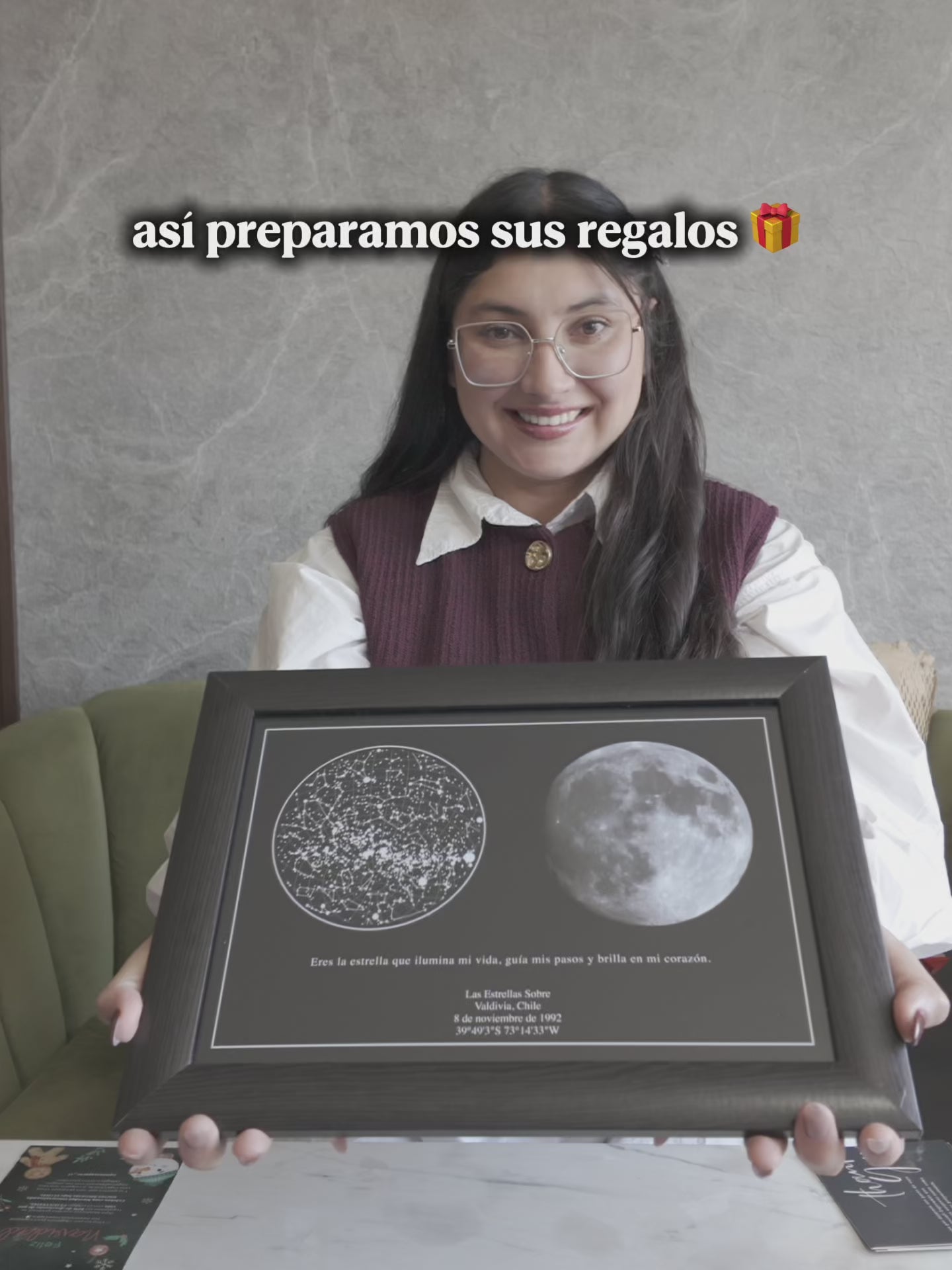 Persona sosteniendo cuadro de mapa estelar Cielo Lunar, regalo personalizado de Punto & Aparte