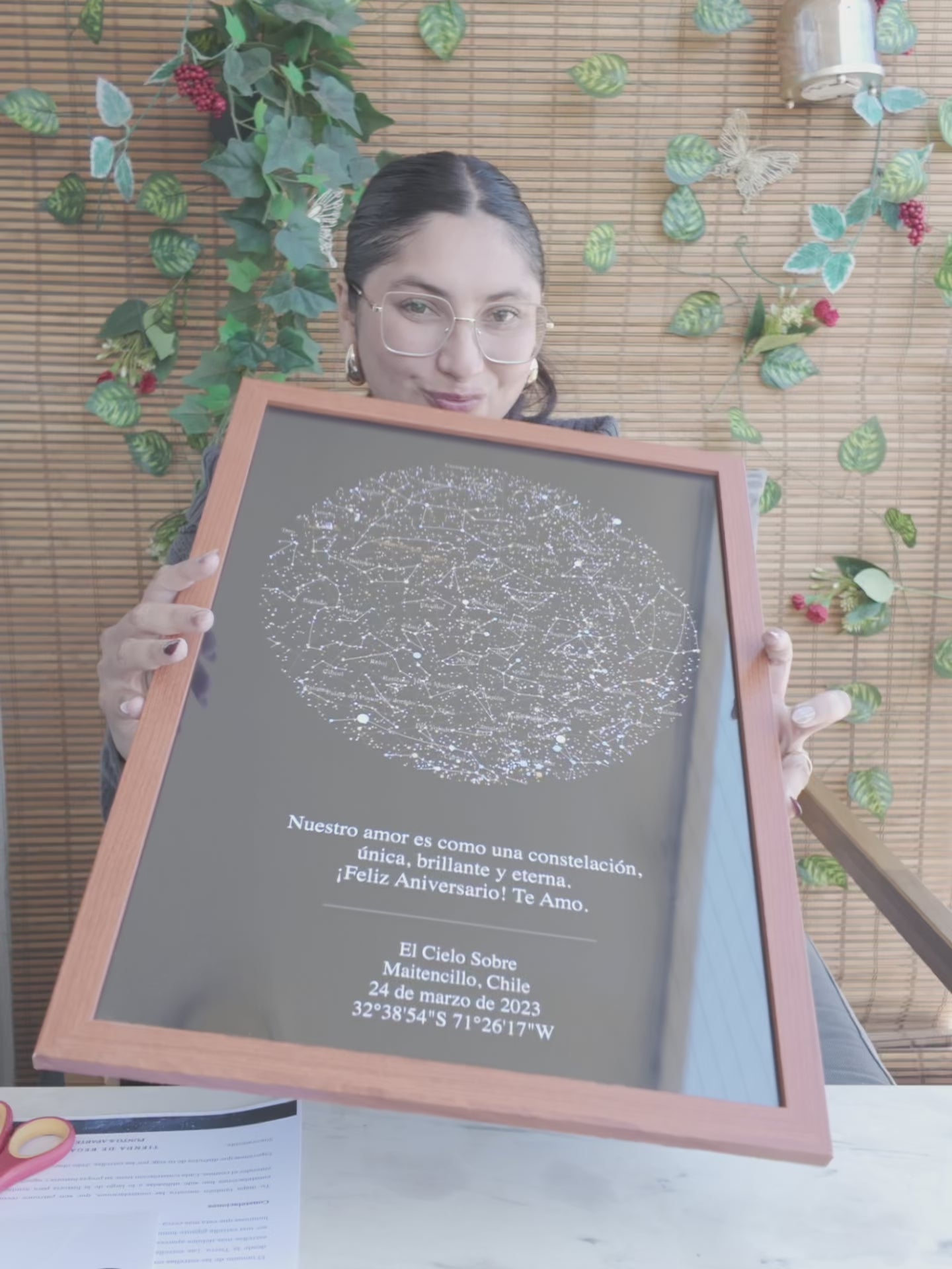 Mujer sosteniendo un mapa estelar personalizado de gran formato con marco de madera, ideal como regalo de aniversario.
