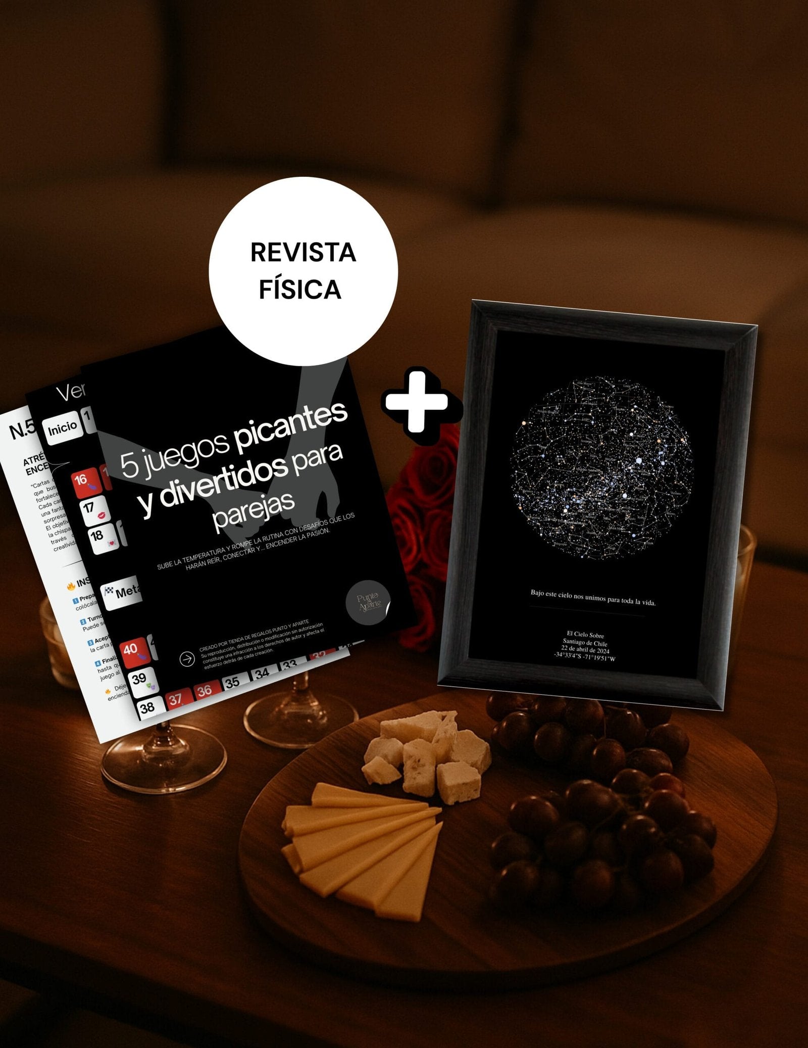 Pack con revista física 5 juegos picantes para parejas y Mapa Estelar Sky of Colors sobre mesa con quesos, uvas y copas en una noche romántica.