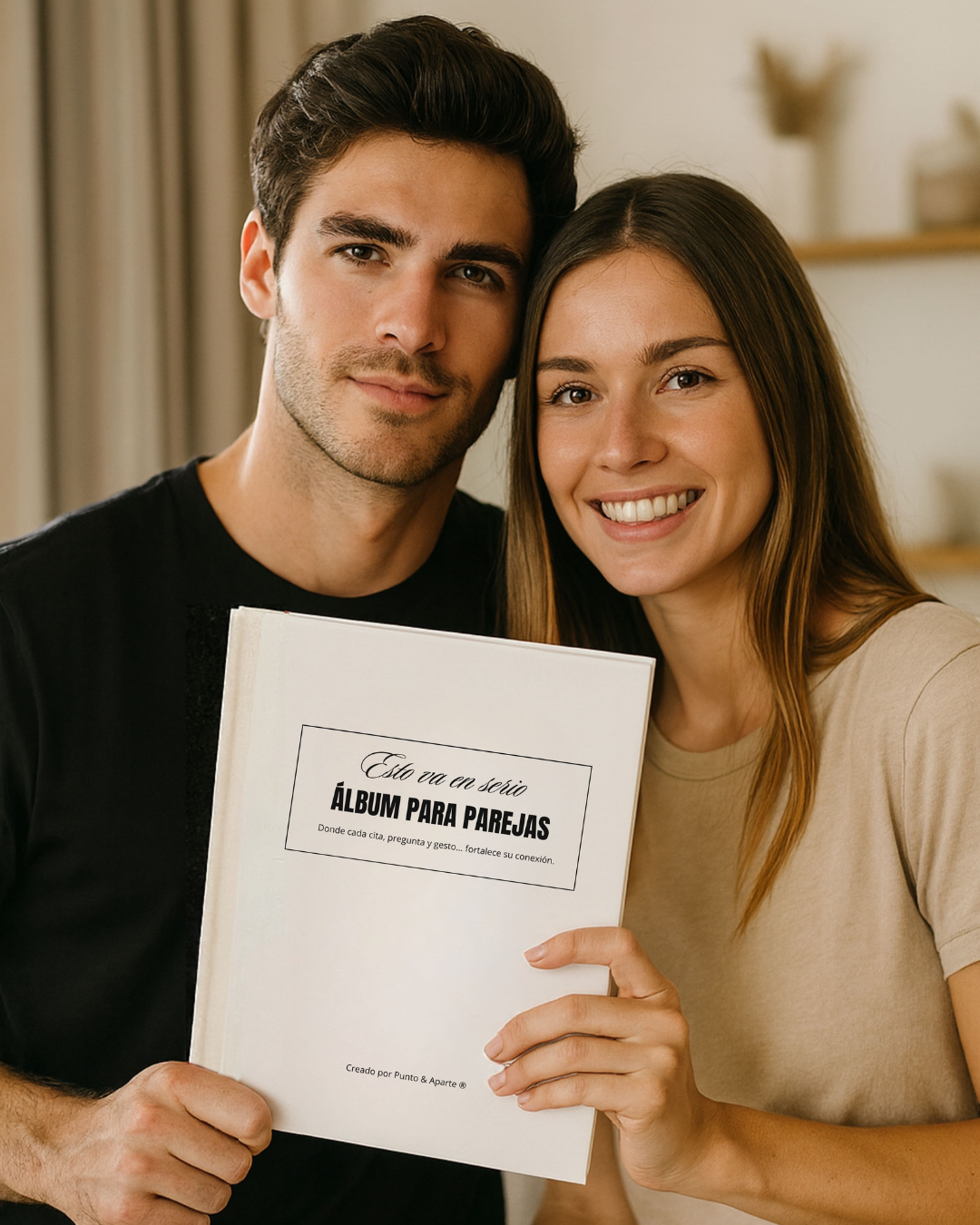 Pareja sonriendo mientras sostiene el Álbum para Parejas “Esto va en Serio”, regalo ideal para fortalecer la relación.