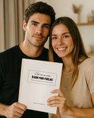 Pareja sonriendo mientras sostiene el Álbum para Parejas “Esto va en Serio”, regalo ideal para fortalecer la relación.
