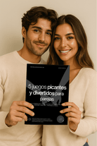 Pareja joven sonriendo y sosteniendo la Revista 5 juegos picantes y divertidos para parejas sobre fondo beige.