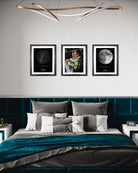 Set Mapa Estelar XXL con dos mapas personalizados y una foto sobre la cama matrimonial, decoración romántica ideal para aniversario