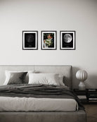 Dormitorio matrimonial decorado con set de 3 cuadros XXL: mapa estelar, foto de la pareja y mapa lunar, regalo de aniversario de Punto & Aparte.

