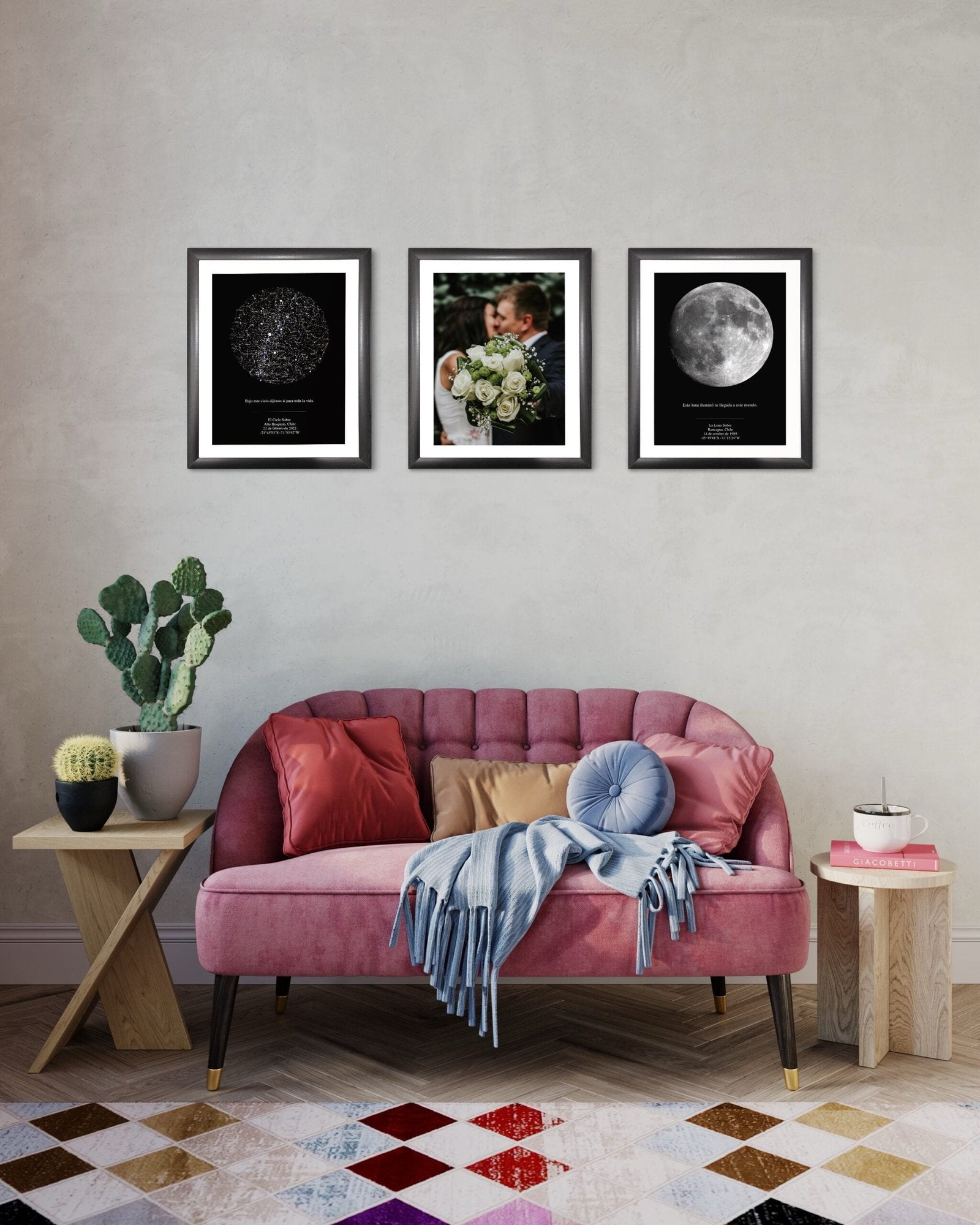 Set de tres cuadros 55x45 cm con mapa estelar, foto de pareja y mapa lunar sobre sofá rosado en living moderno